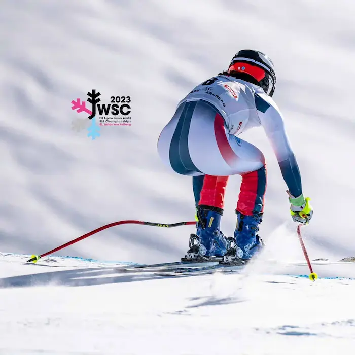 Ski-Rennläuferin in der Hocke-Positition beim Zieleinlauf