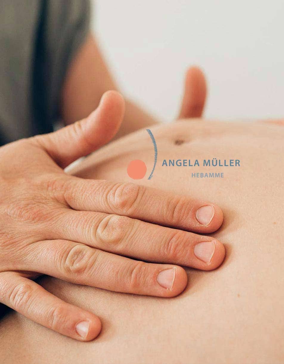 Hebamme mit Hand auf Babybauch - Webseite für Angela Müller in München