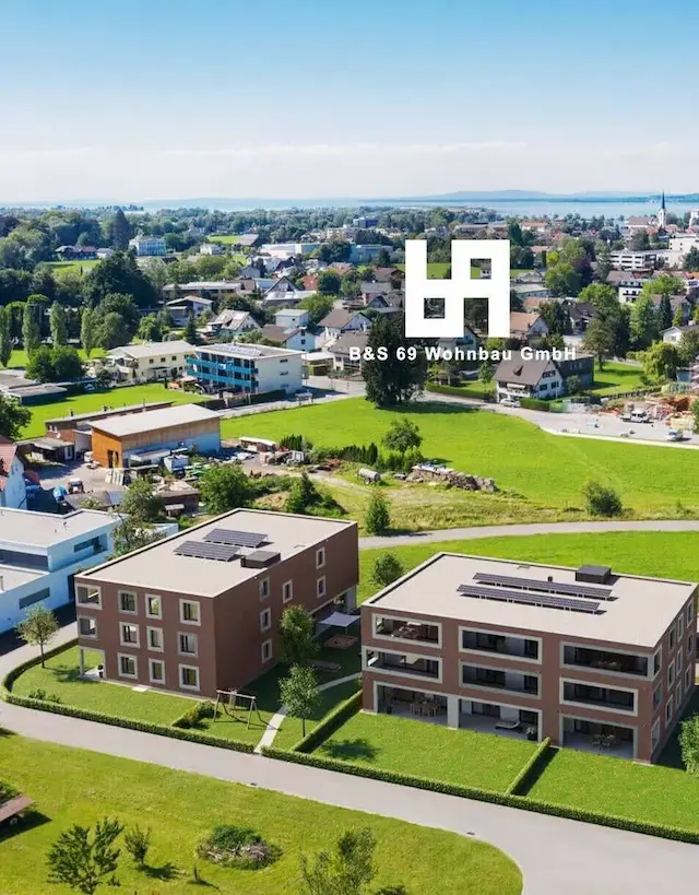 Dronenaufnahme eines neuen Wohnbauprojektes, die mit der Webagentur aus Vorarlberg in Szene gesetzt wurde.