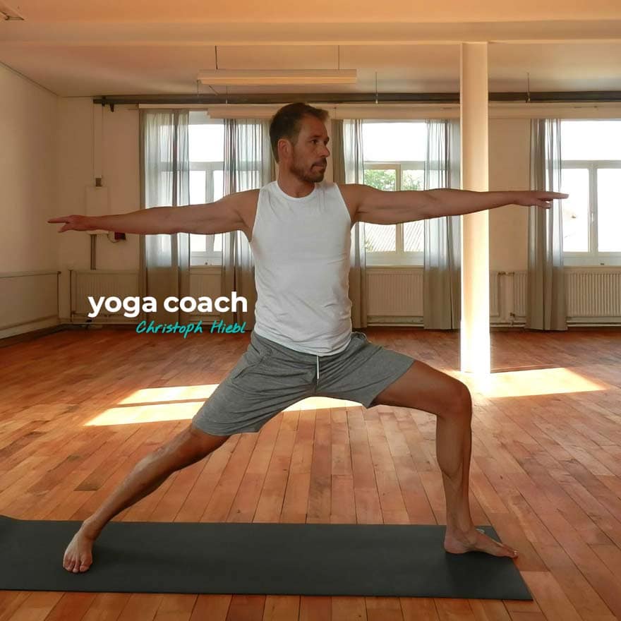 Webseite und SEO für den Yoga Coach Vorarlberg bei einer Yoga Übungsstunde in einem großzügigen Raum mit lichtdurchfluteten Fenstern